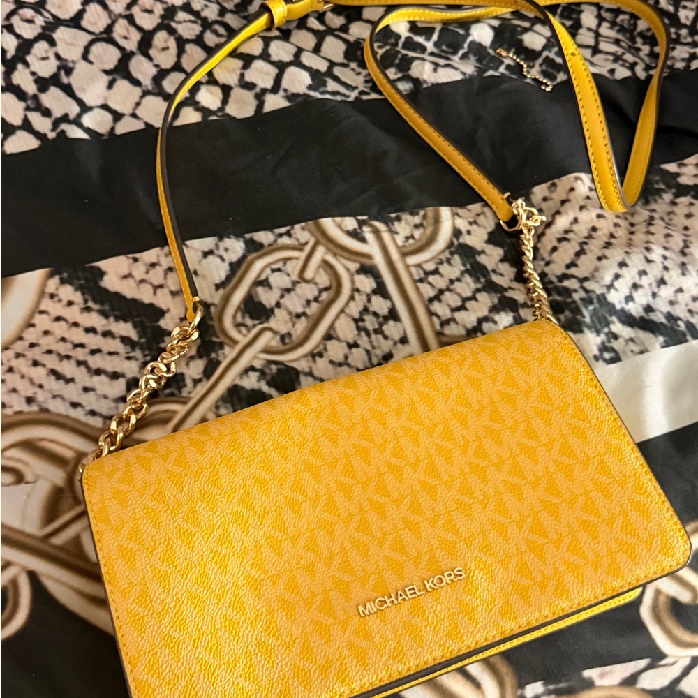 2 Bags for the price of 1! Michael Kors Mustard and White Crossbody Bags (Lot)